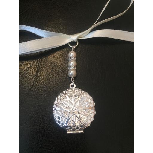 Bouquet Memory Charm Filigree Round Locket